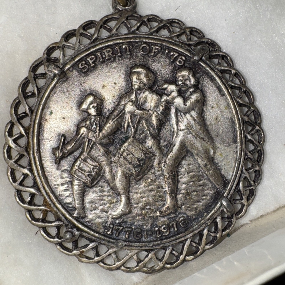 Vintage Bicentennial Spirit of '76 Pendant Necklace Great Seal of United States - Picture 2 of 6
